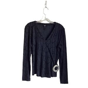 Donna Women’s Black/Gray Print Blouse with Buckle.  Size L